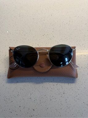 Ray-Ban Round Metal Sunglasses in Silver with Black Lenses